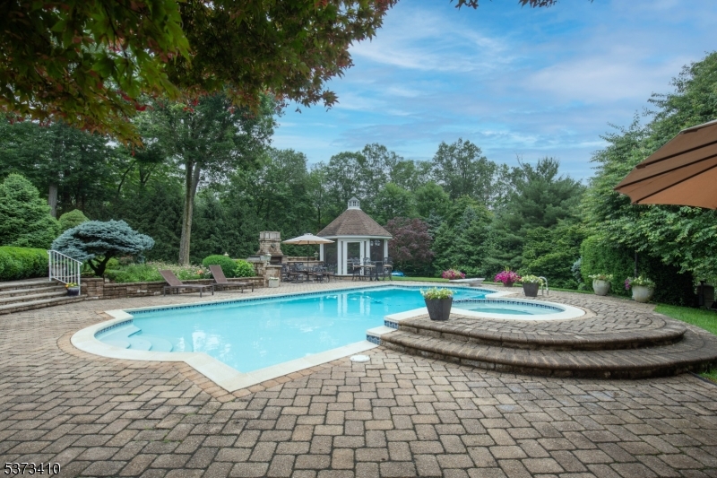 16 Charlotte Hill Dr