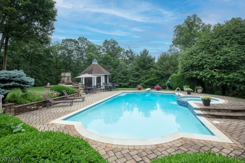16 Charlotte Hill Dr