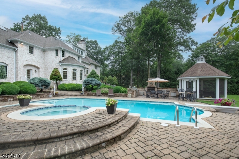 16 Charlotte Hill Dr