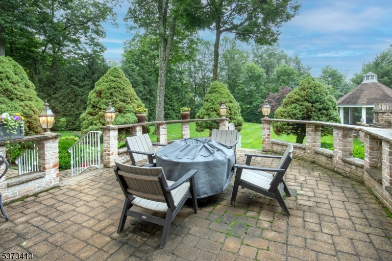 16 Charlotte Hill Dr
