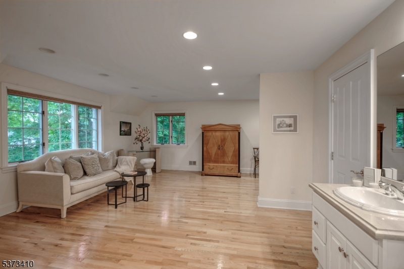 16 Charlotte Hill Dr