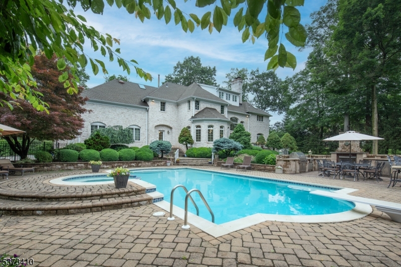 16 Charlotte Hill Dr