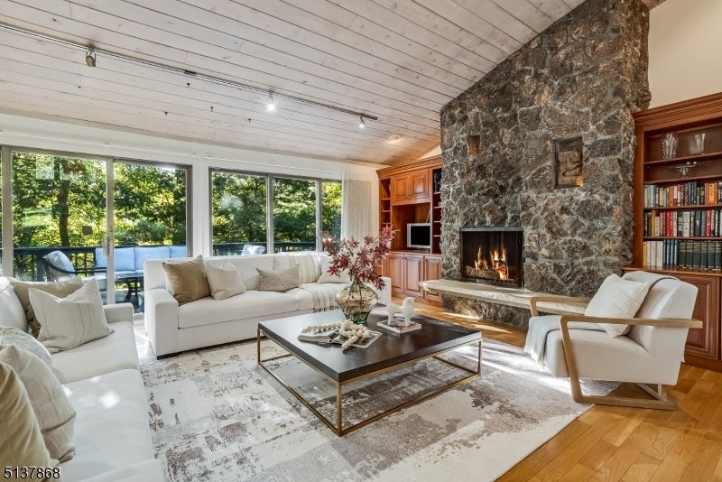 33 Crest Dr