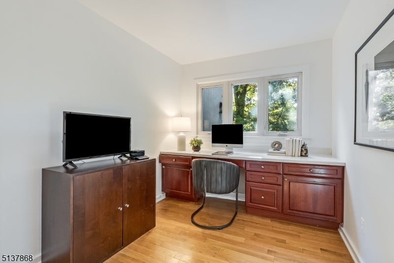 33 Crest Dr