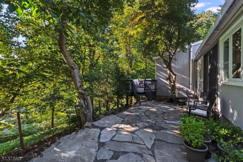 33 Crest Dr