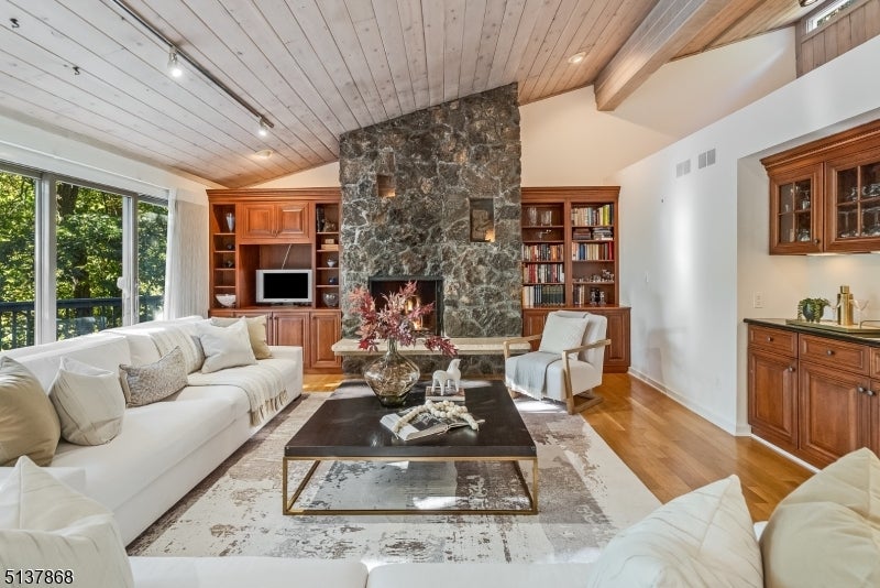 33 Crest Dr