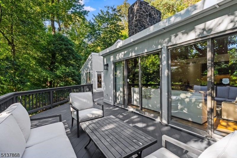 33 Crest Dr