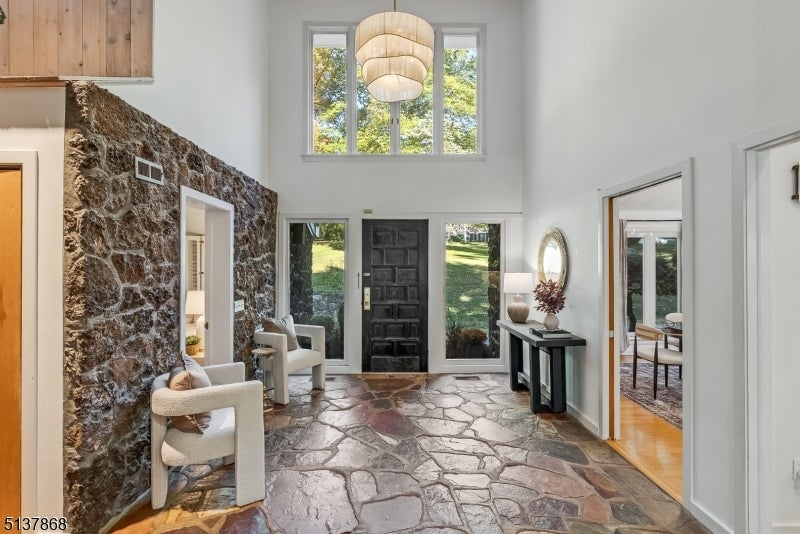33 Crest Dr
