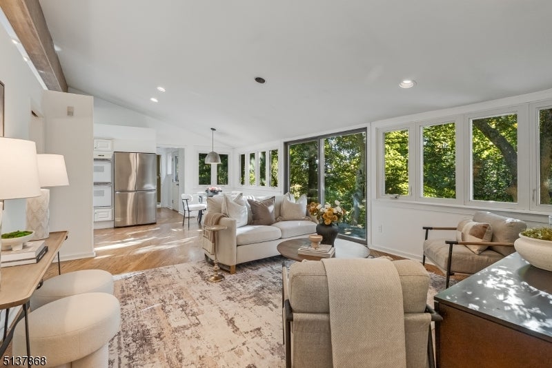 33 Crest Dr