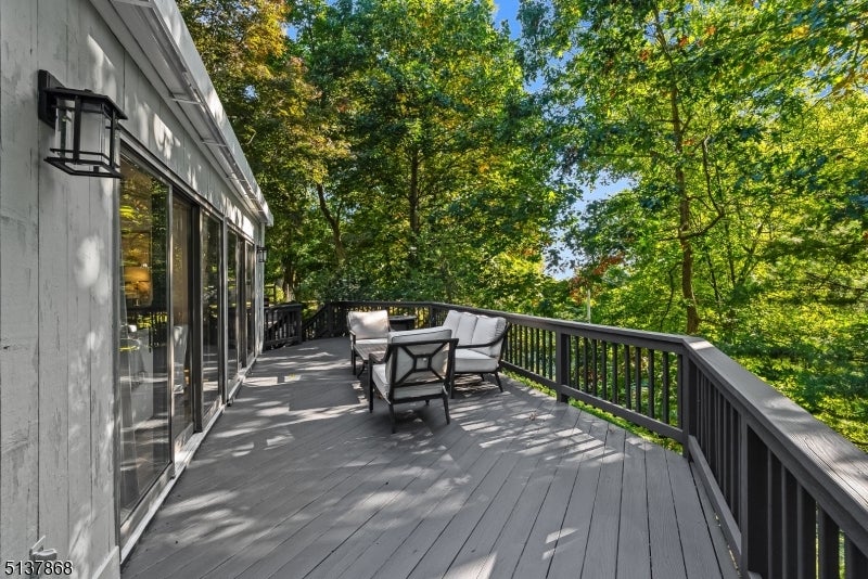 33 Crest Dr
