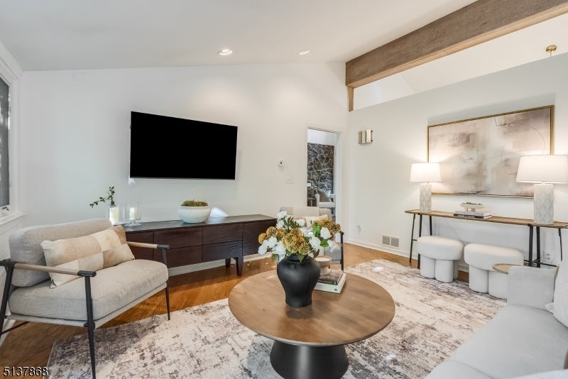 33 Crest Dr