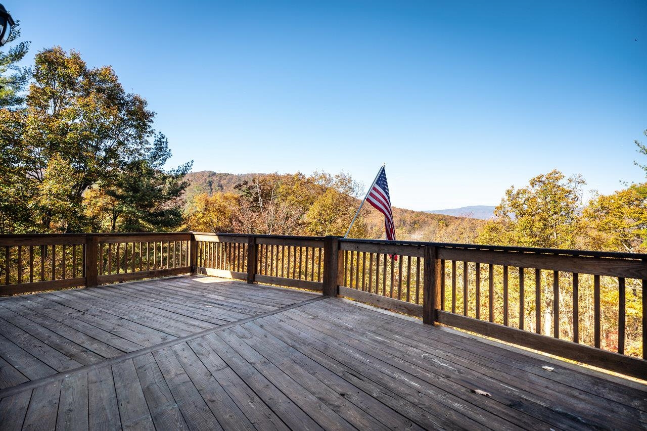 415 KNOB RD