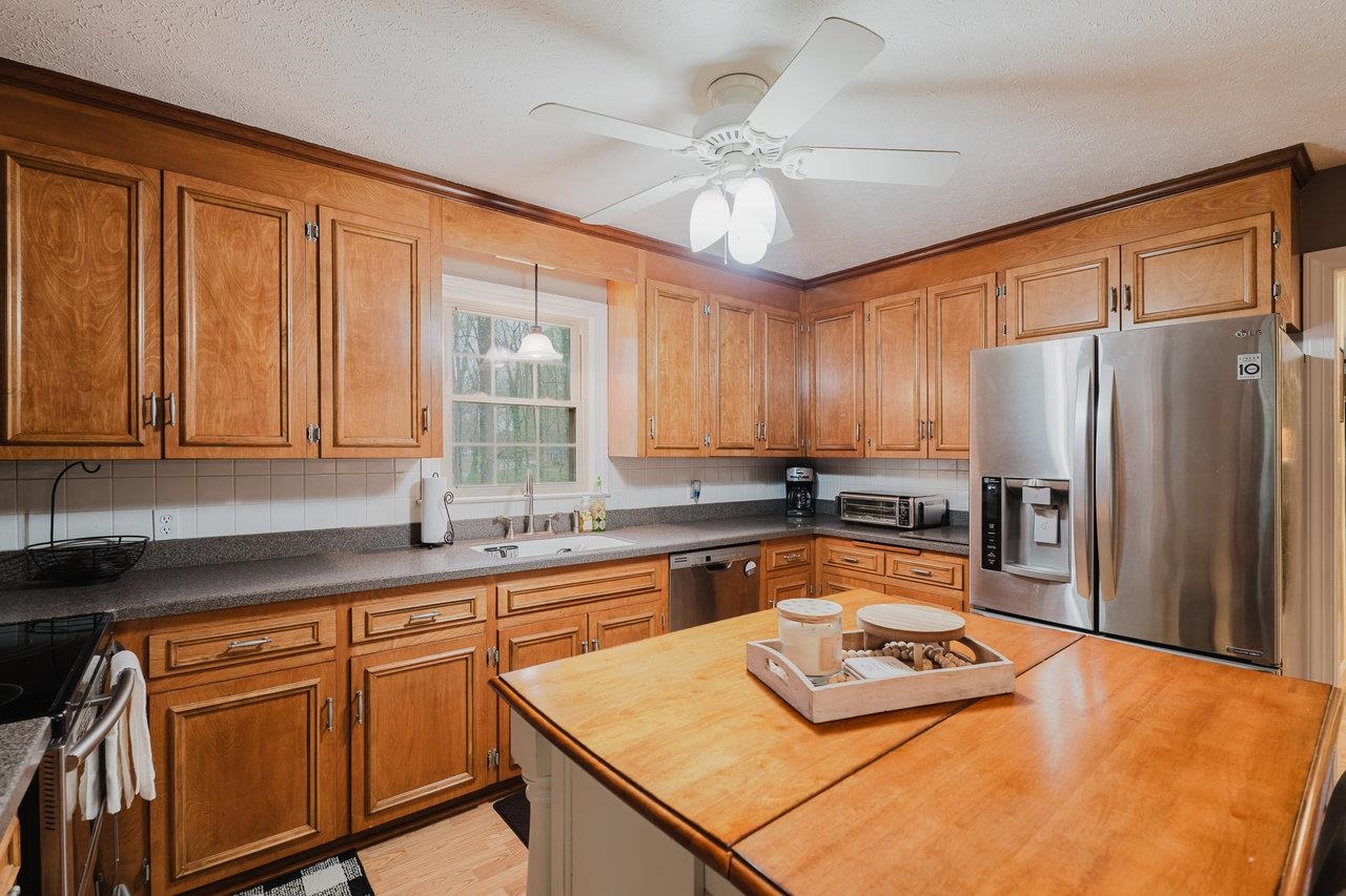 104 HUNTSHIRE PL