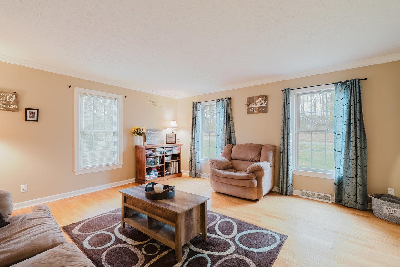 104 HUNTSHIRE PL