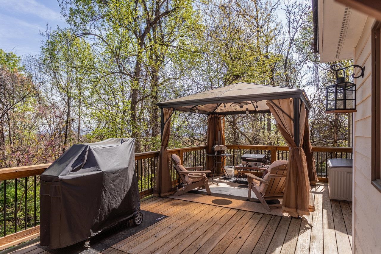 588 FLOWER DR