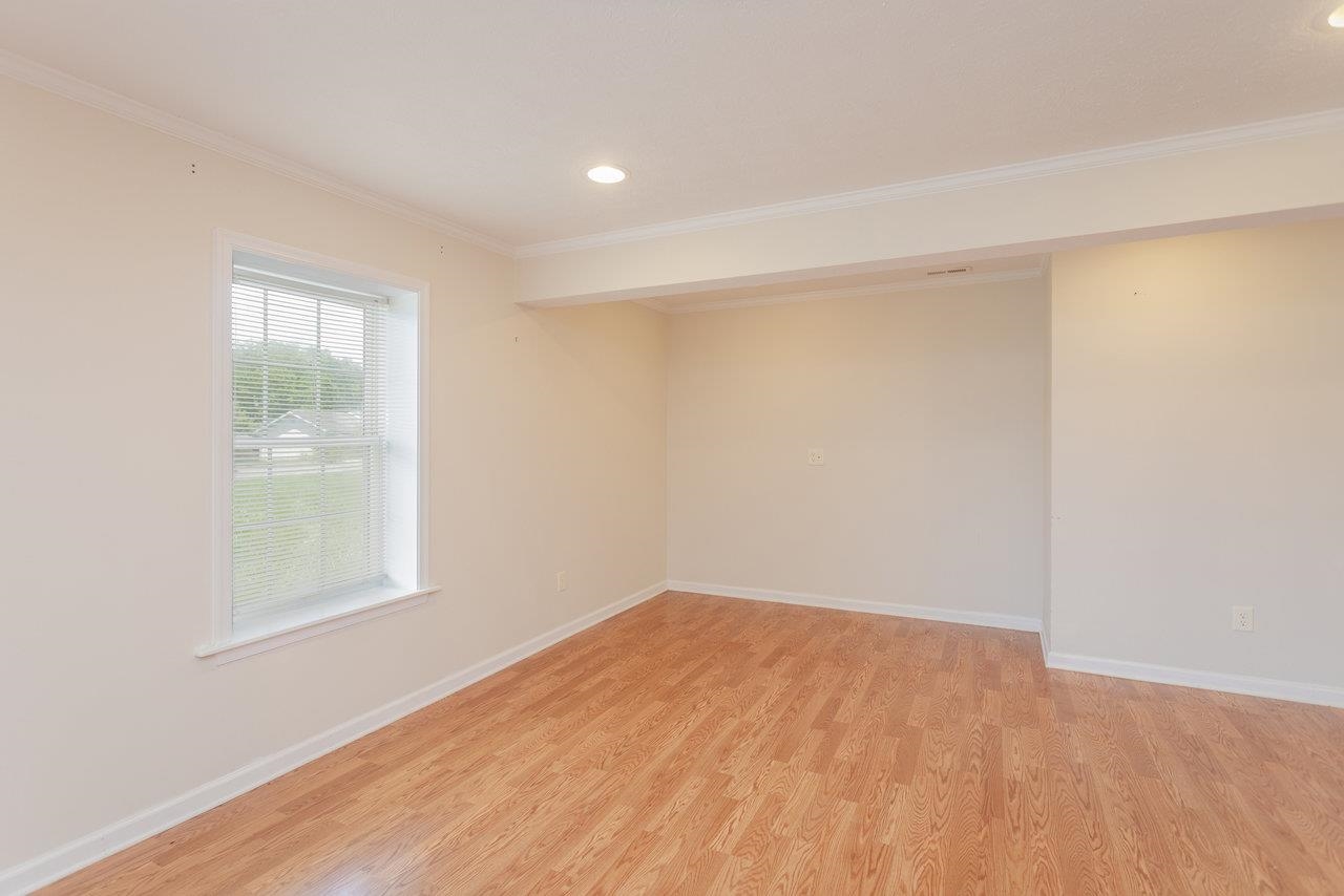 390 STONELEIGH DR