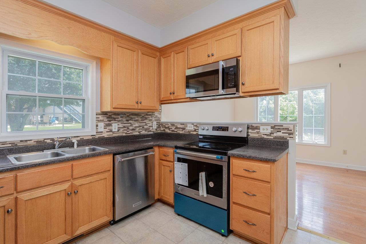 390 STONELEIGH DR