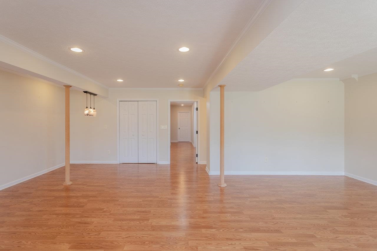 390 STONELEIGH DR