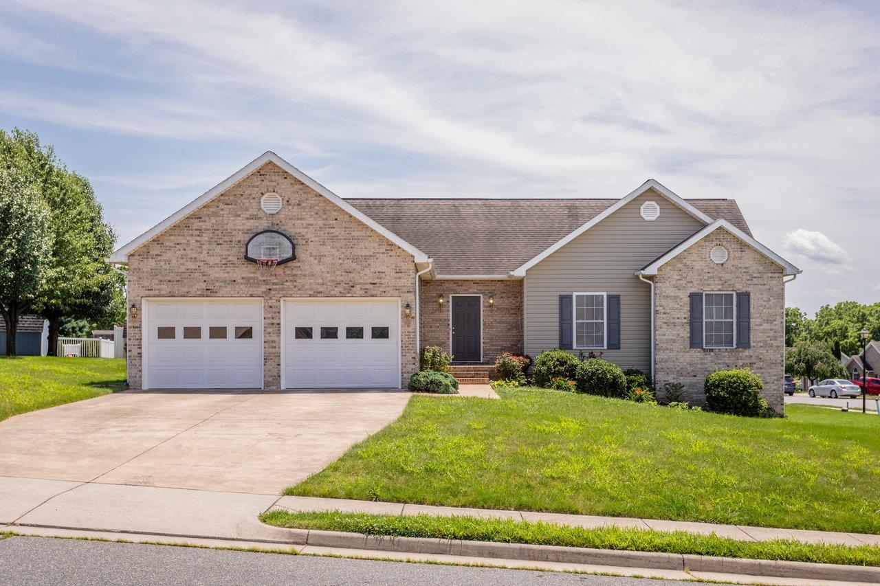 390 STONELEIGH DR