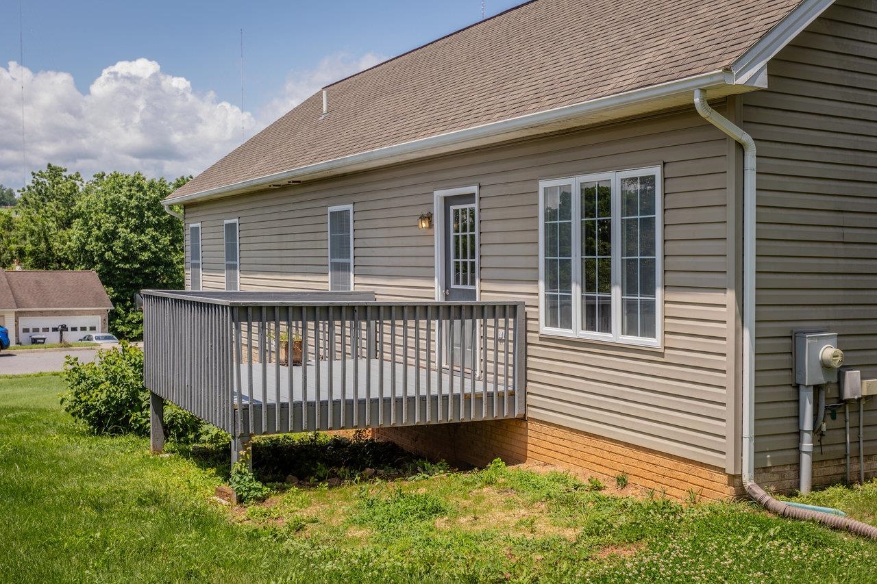 390 STONELEIGH DR