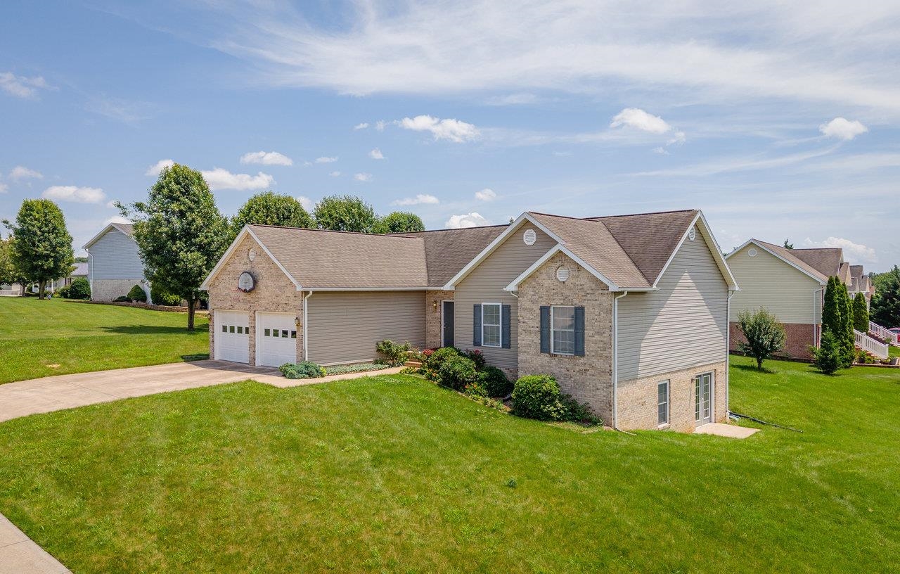 390 STONELEIGH DR