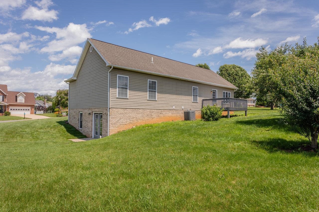 390 STONELEIGH DR