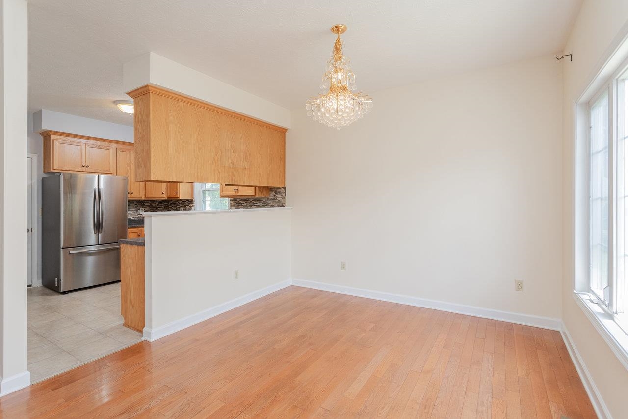 390 STONELEIGH DR