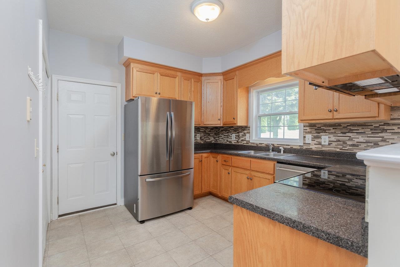 390 STONELEIGH DR