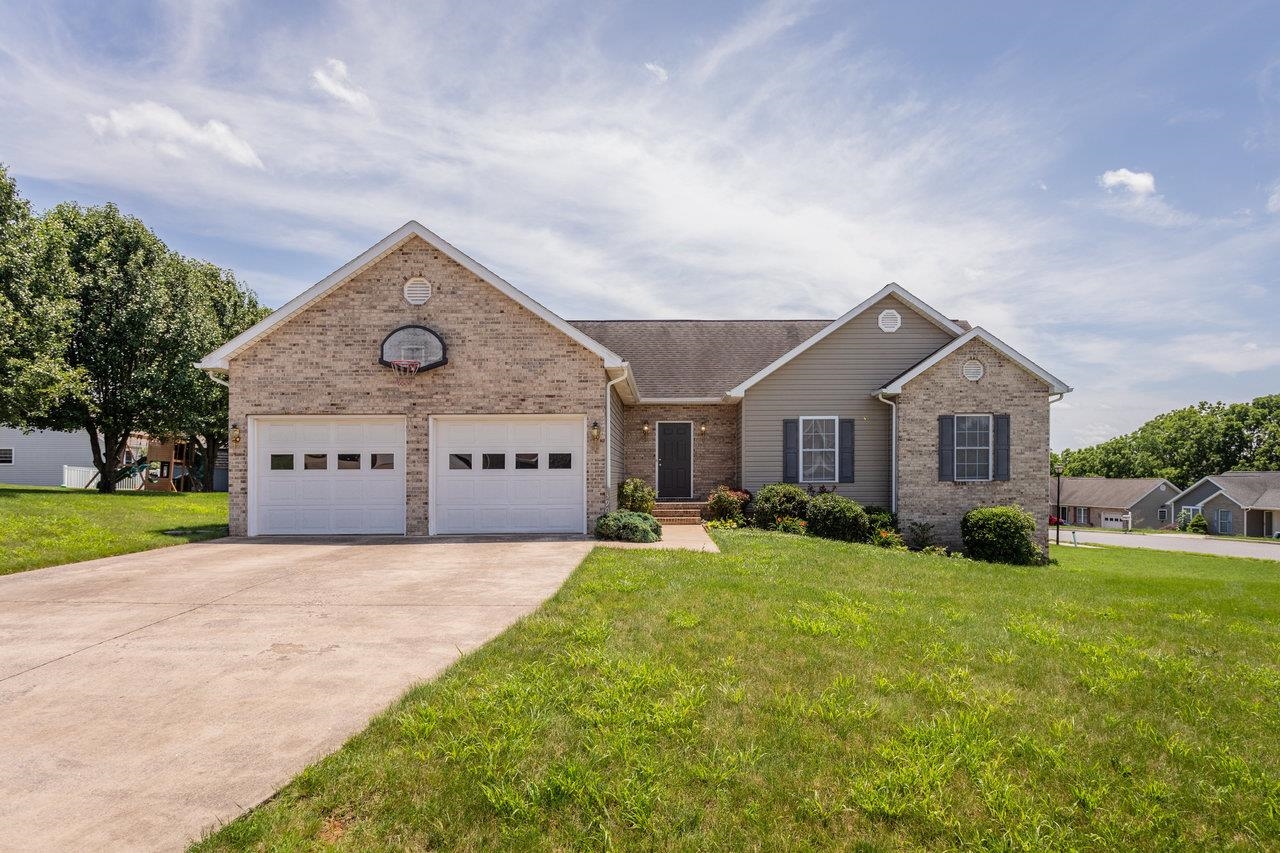 390 STONELEIGH DR