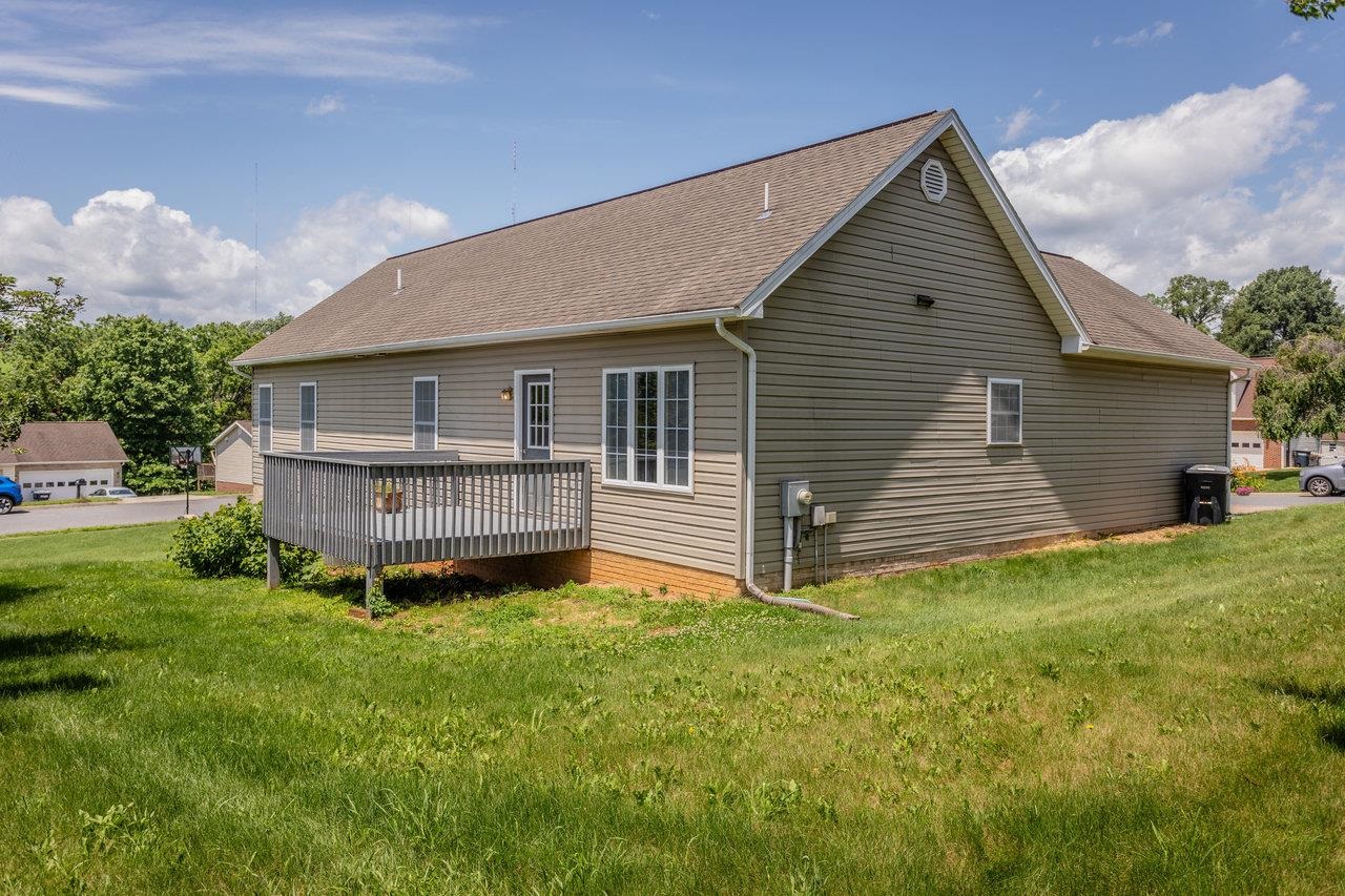 390 STONELEIGH DR
