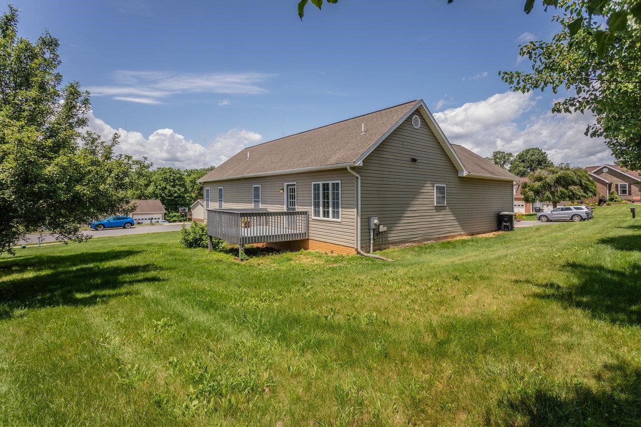 390 STONELEIGH DR