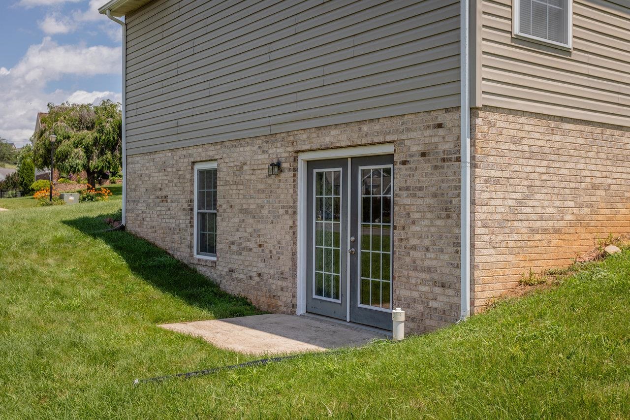 390 STONELEIGH DR