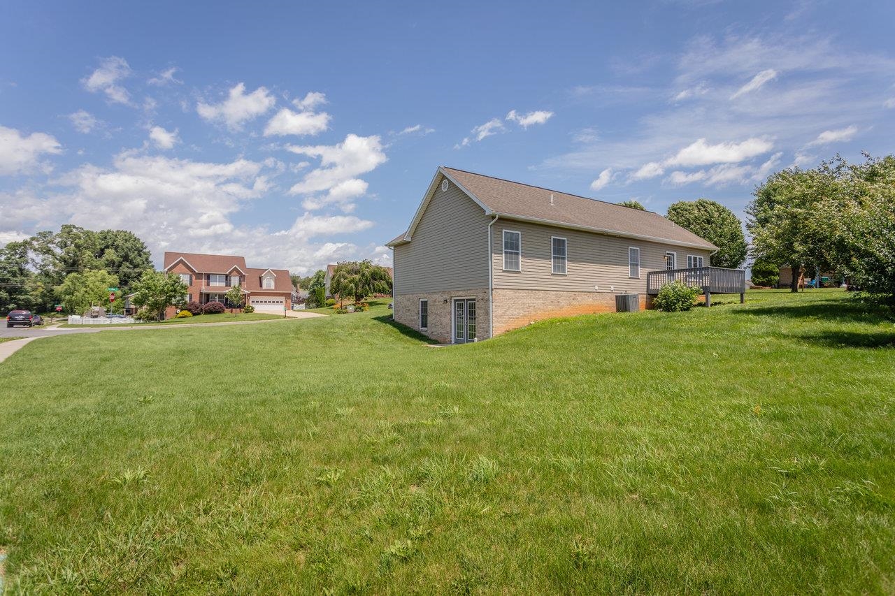 390 STONELEIGH DR