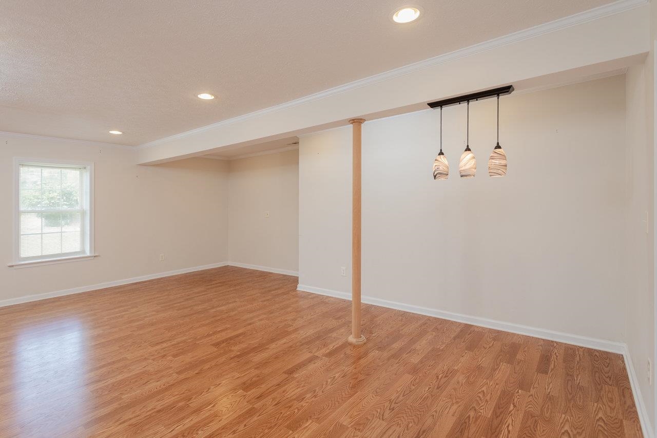 390 STONELEIGH DR