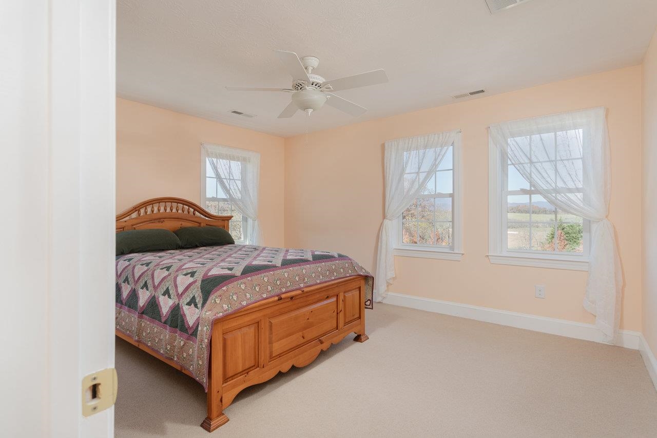 82 SMOKY ROW RD