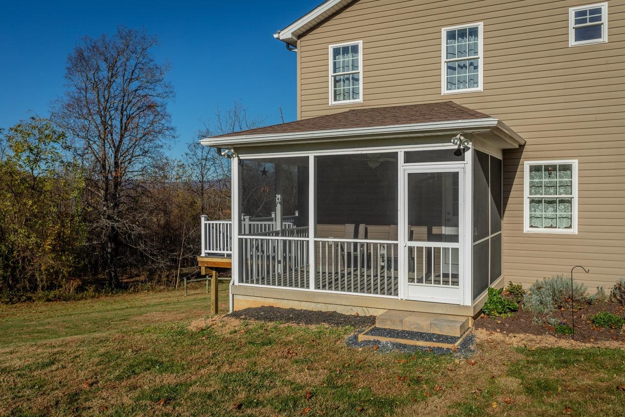 82 SMOKY ROW RD