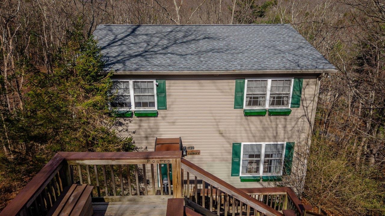 140 LAIRD PL