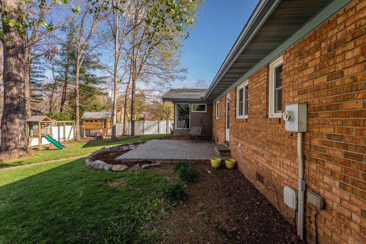 322 ERICKSON AVE