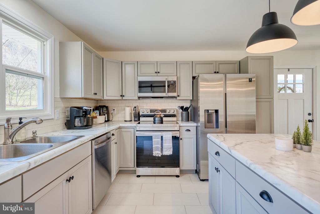 220 VIEW MOUNTAIN RD