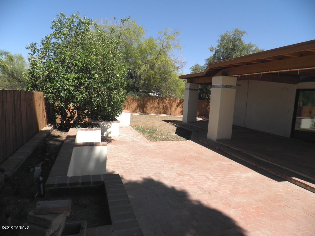 8801 E Lee