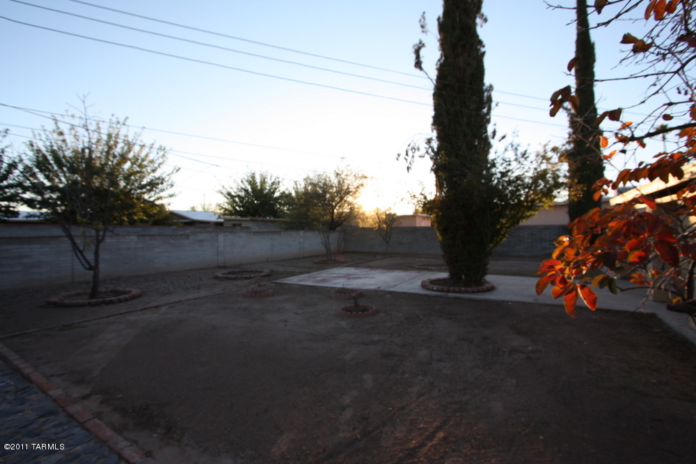 2571 W Capistrano Road