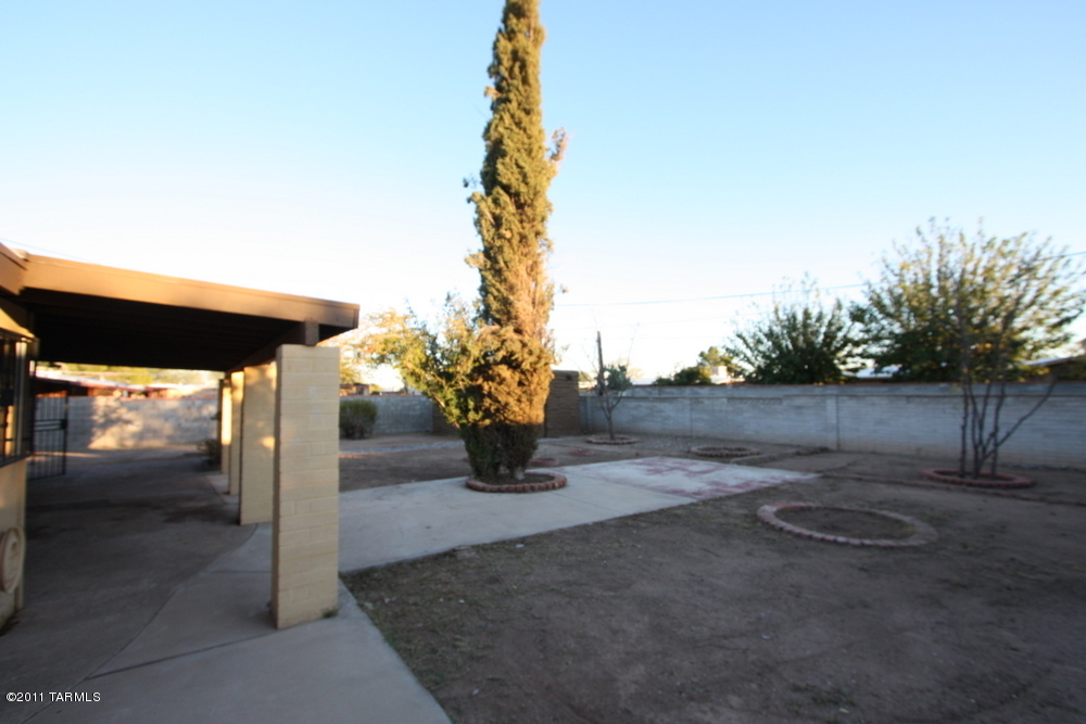 2571 W Capistrano Road