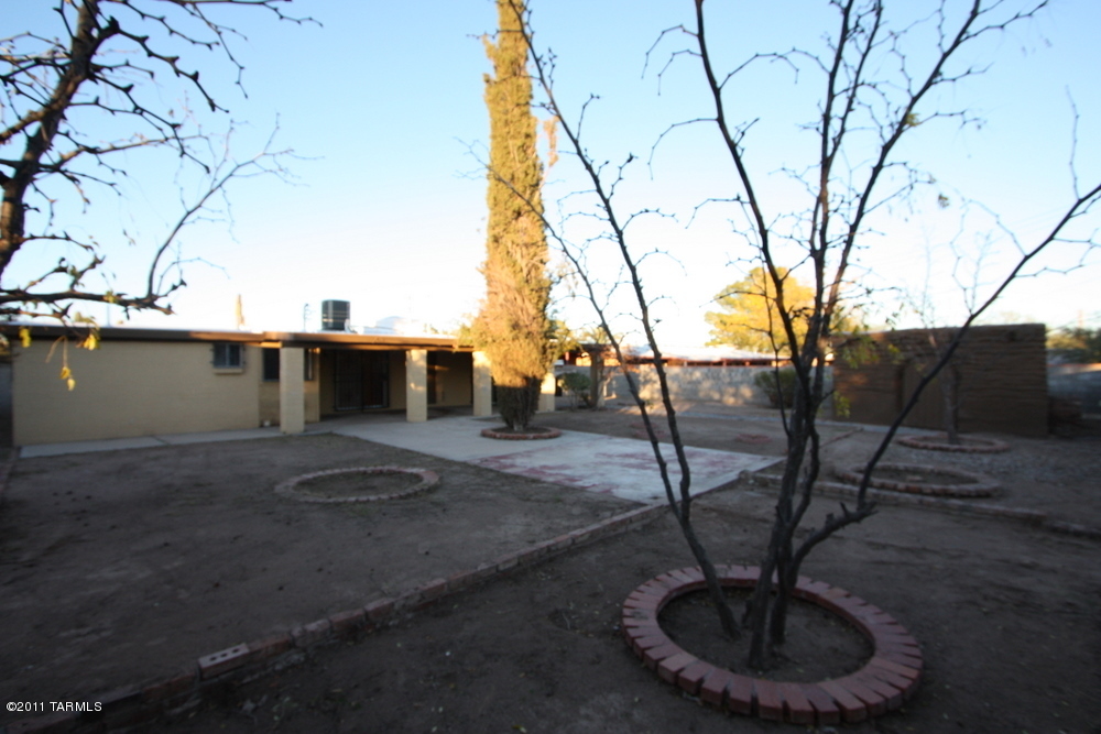 2571 W Capistrano Road