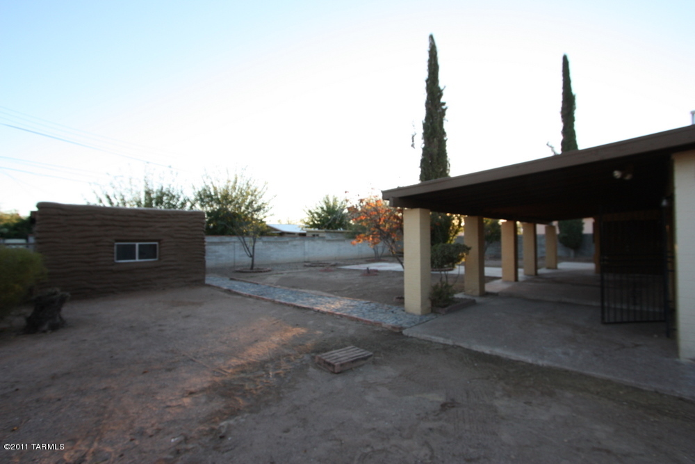 2571 W Capistrano Road