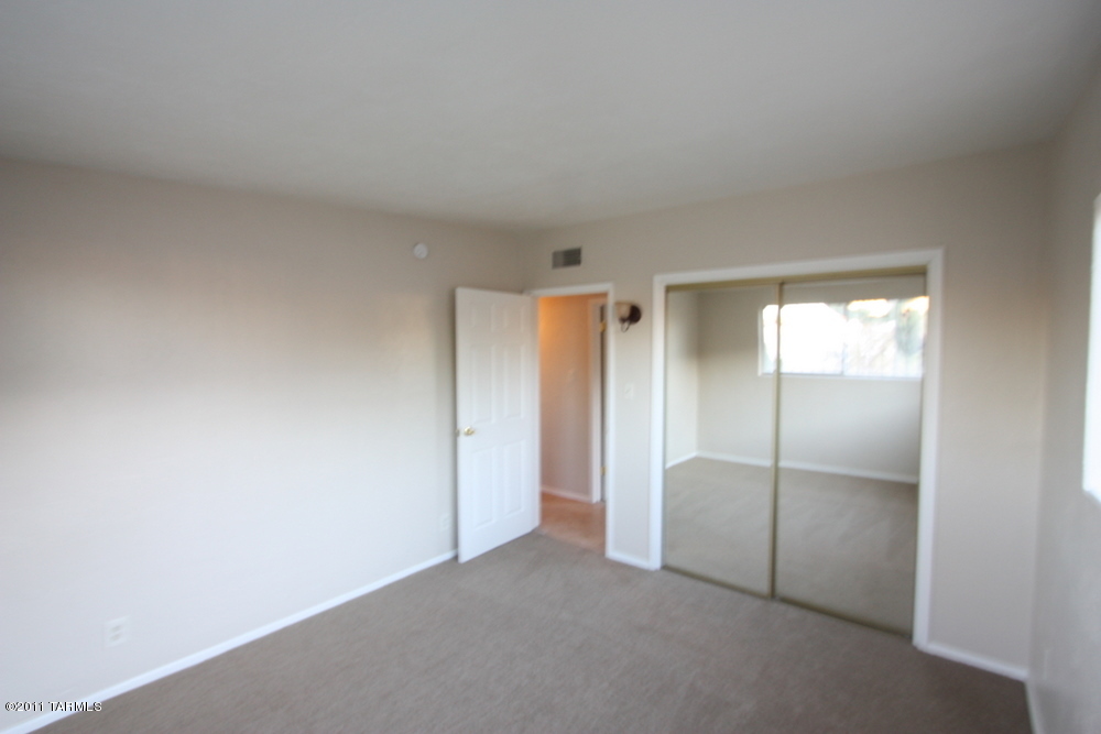 2571 W Capistrano Road