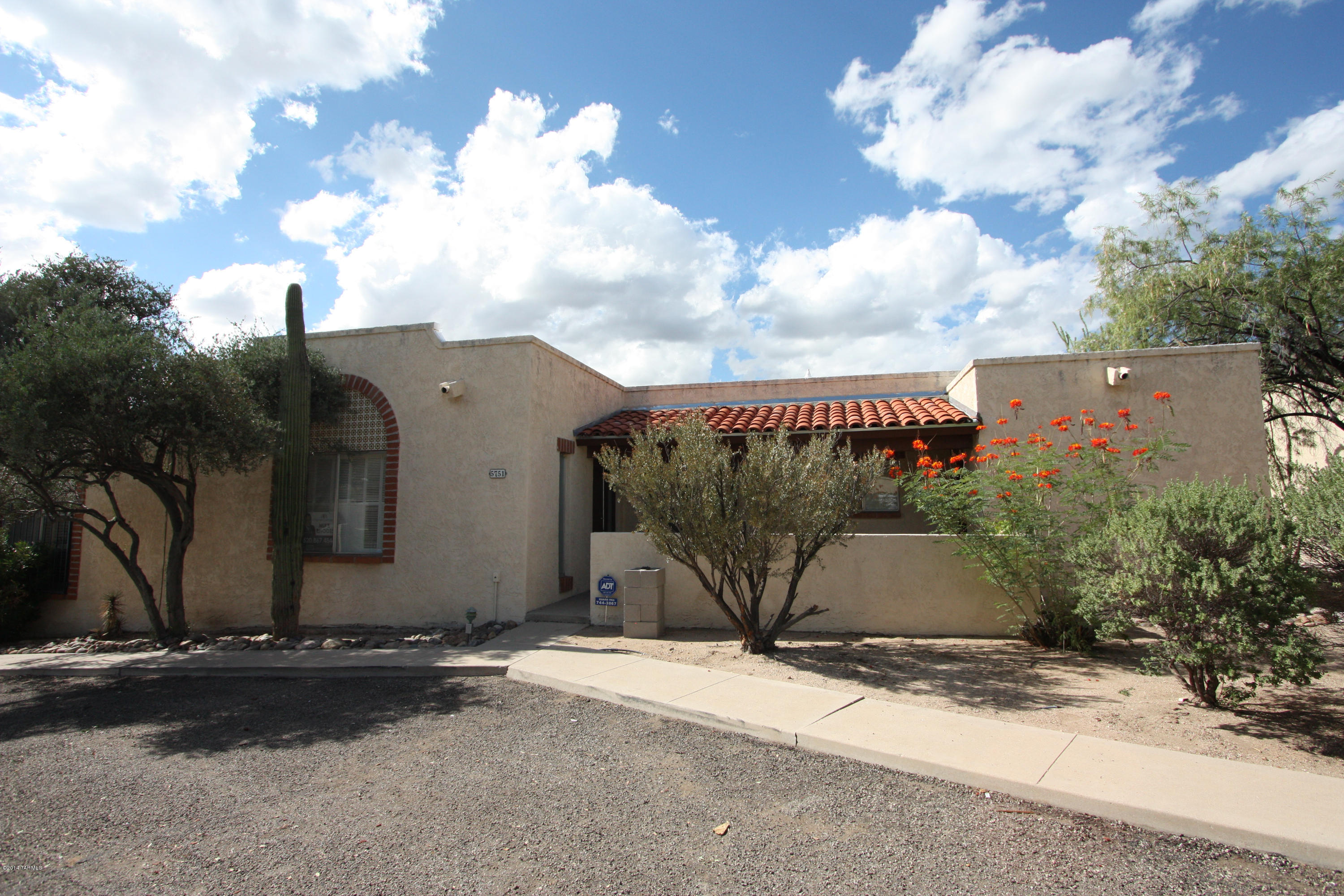 5751 N Camino Esplendora
