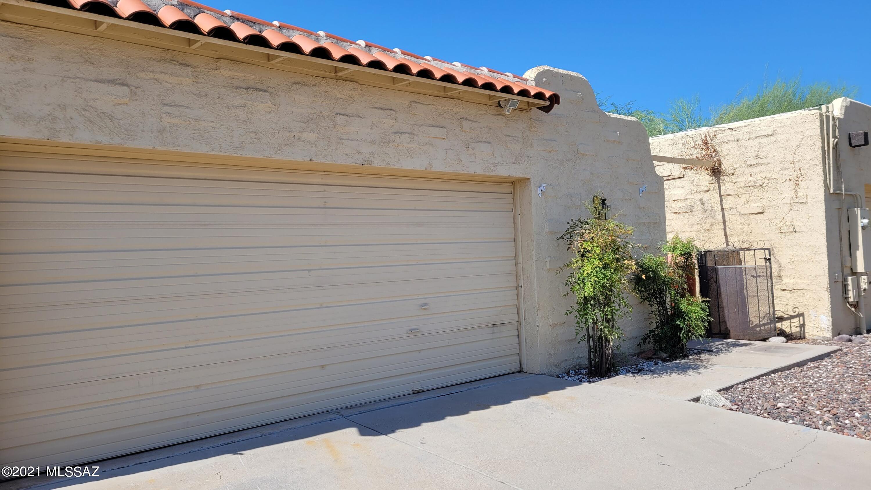 2443 W Calle Retana
