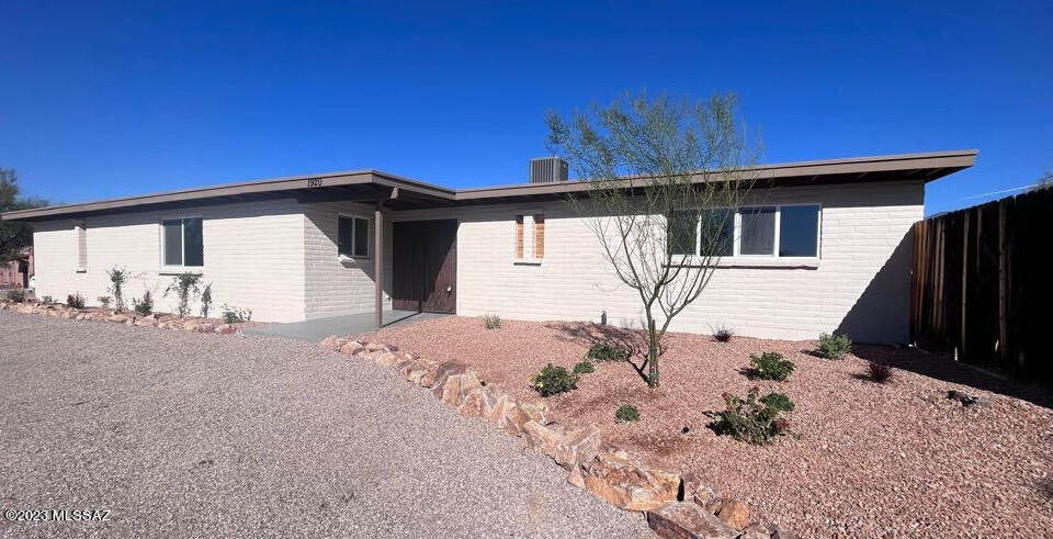 1920 W Ahmed Avenue