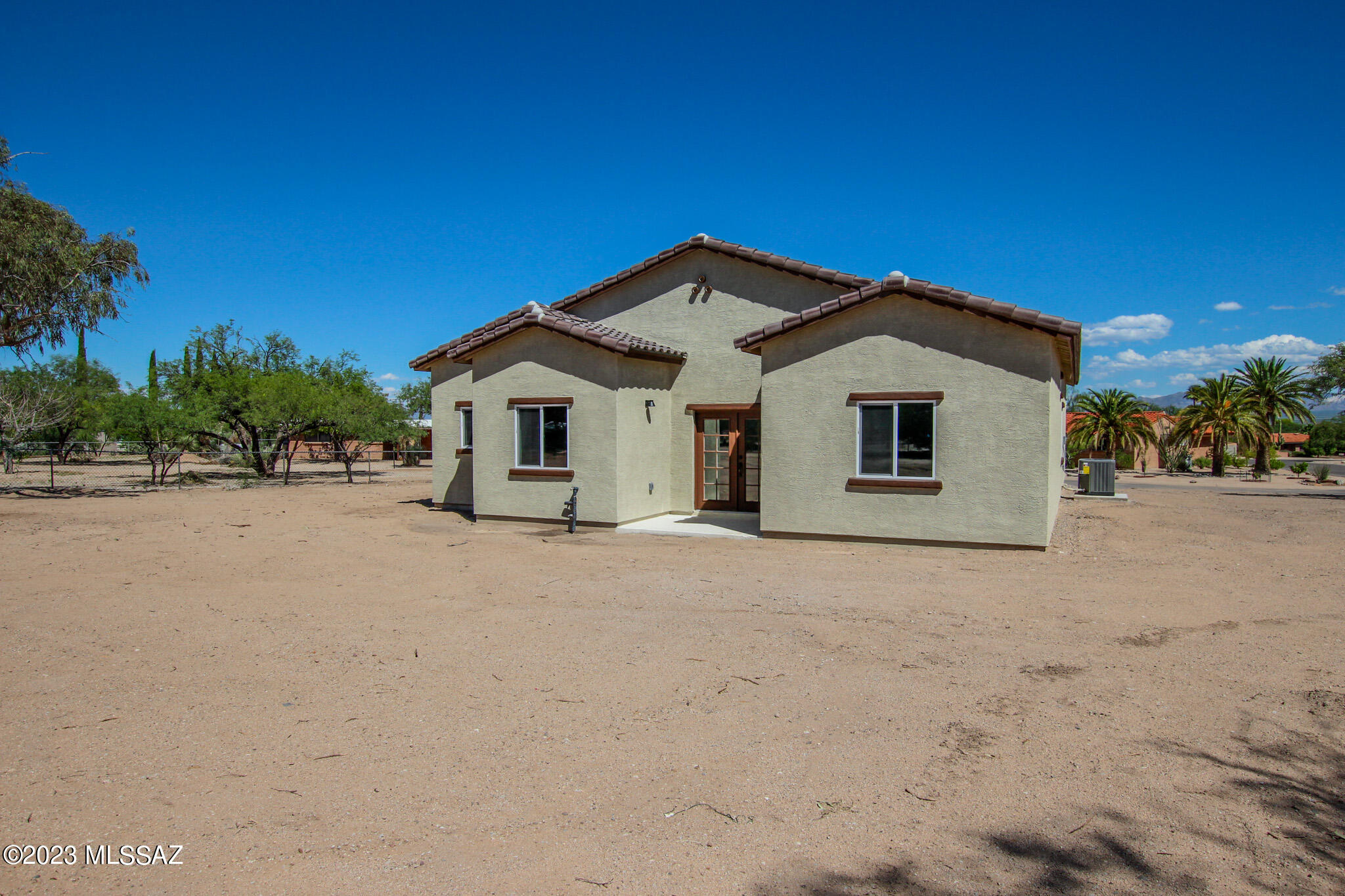 1350 W Calle De La Plaza