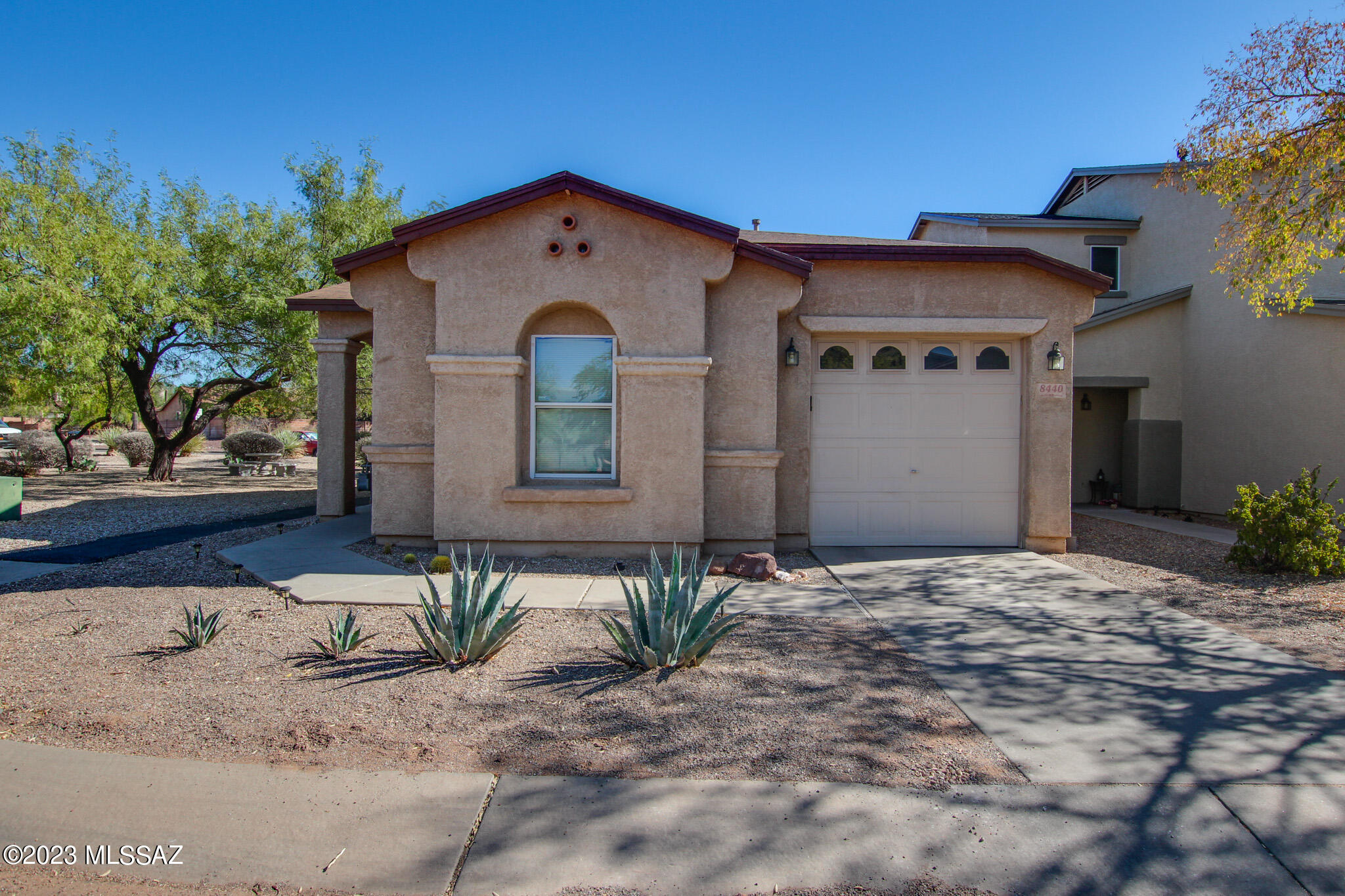8440 N Placita De Los Laureles
